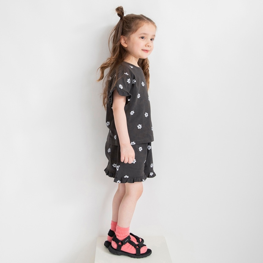 チャコールグレー