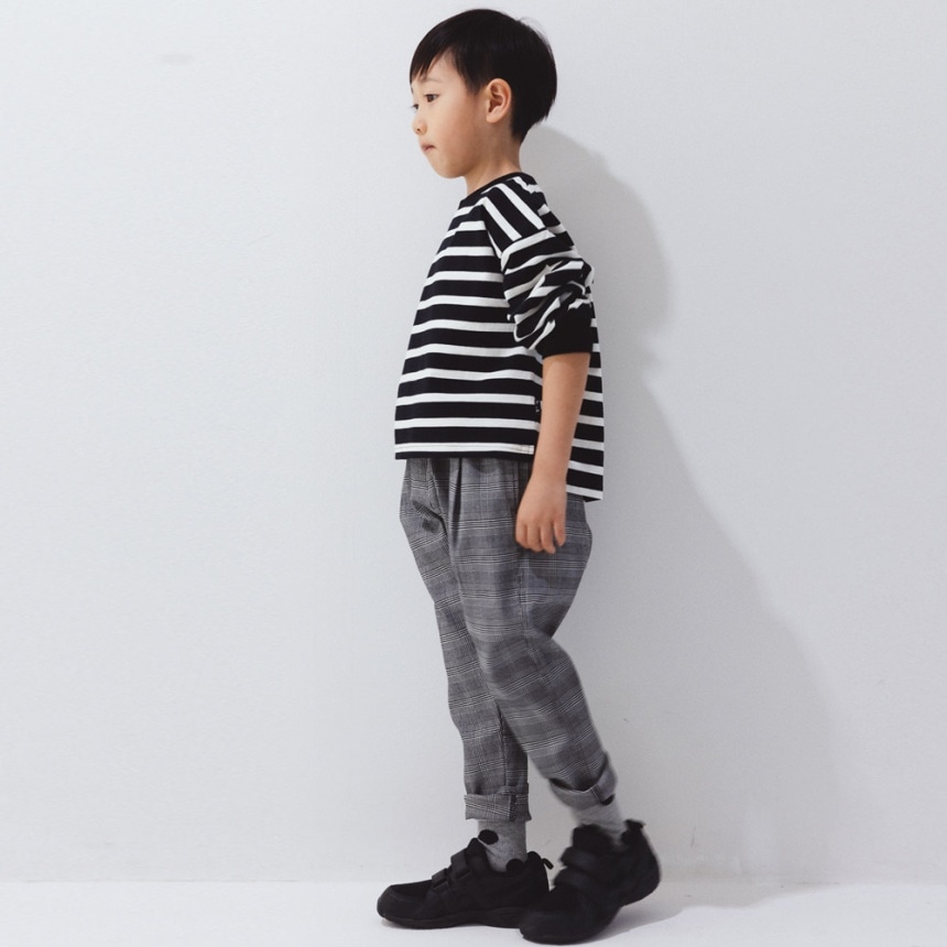 チャコールグレー