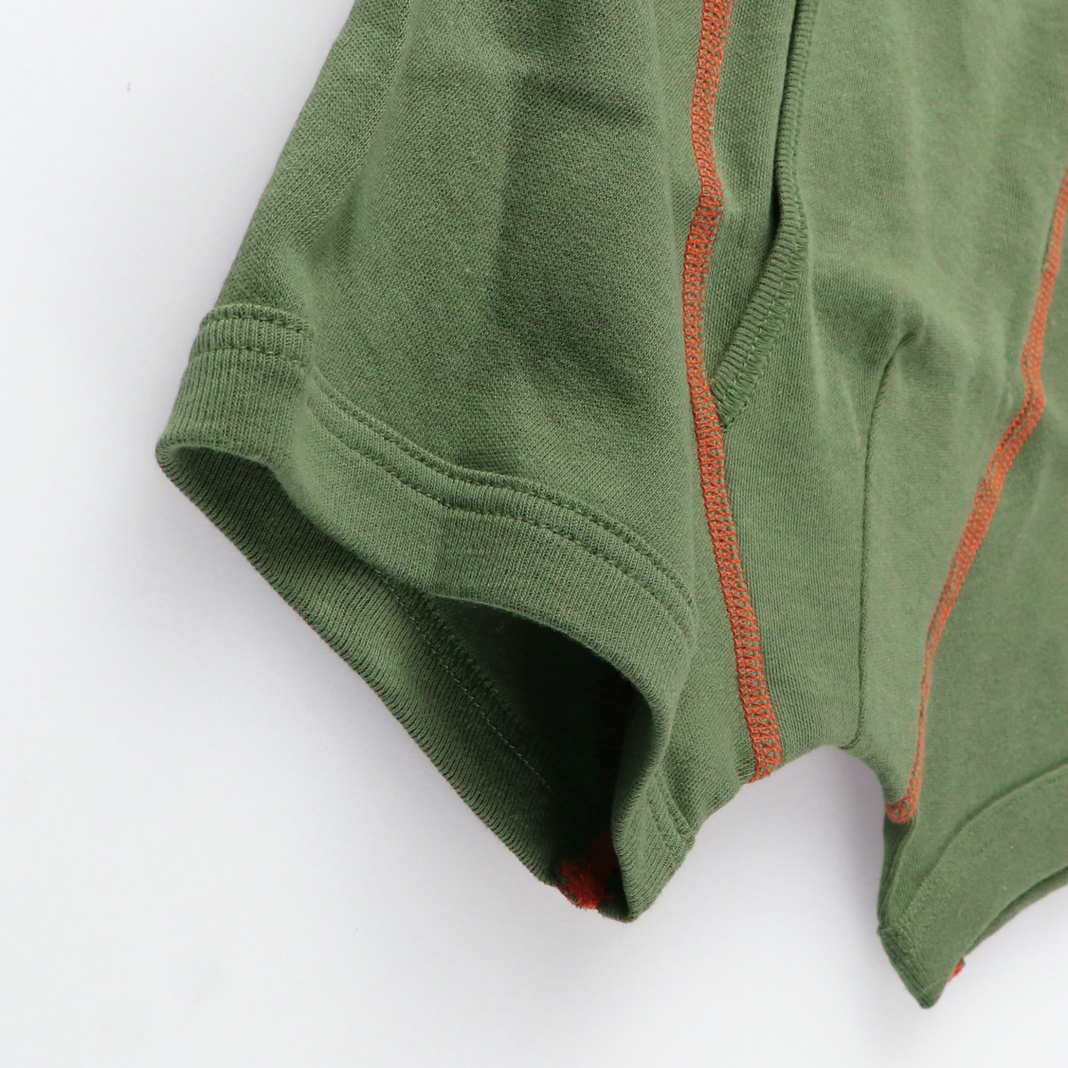 カーキグリーン