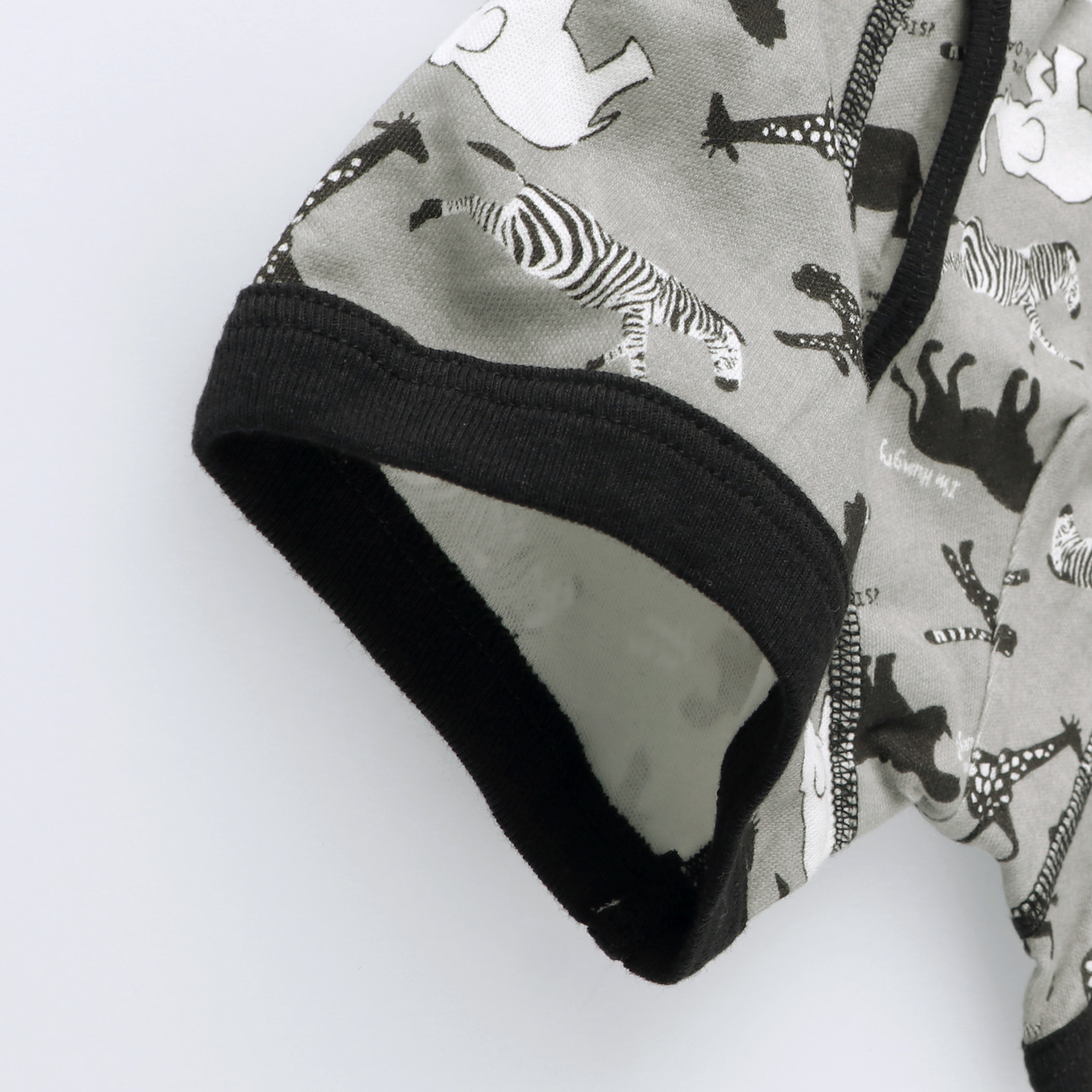 チャコールグレー