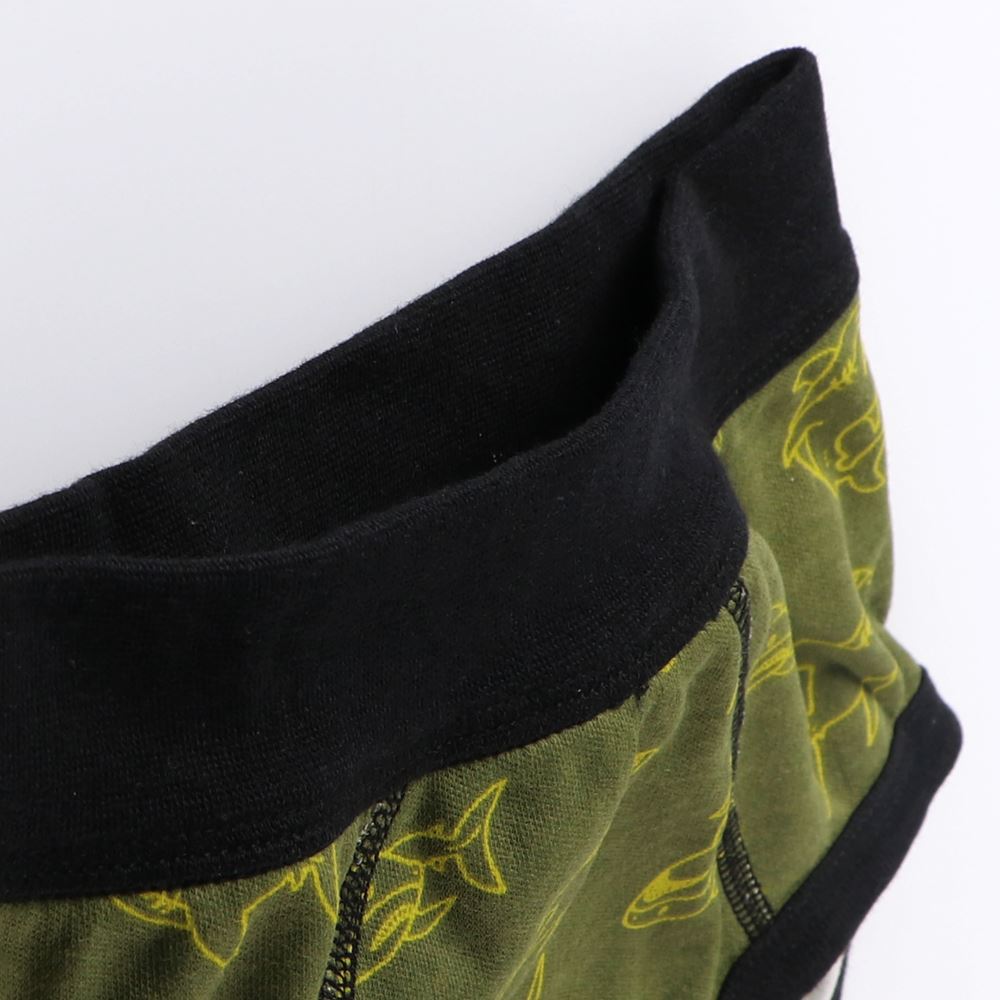 カーキグリーン