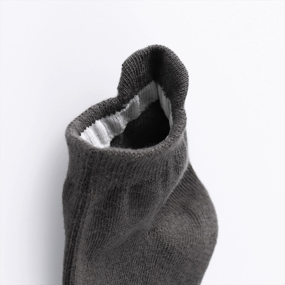 チャコールグレー