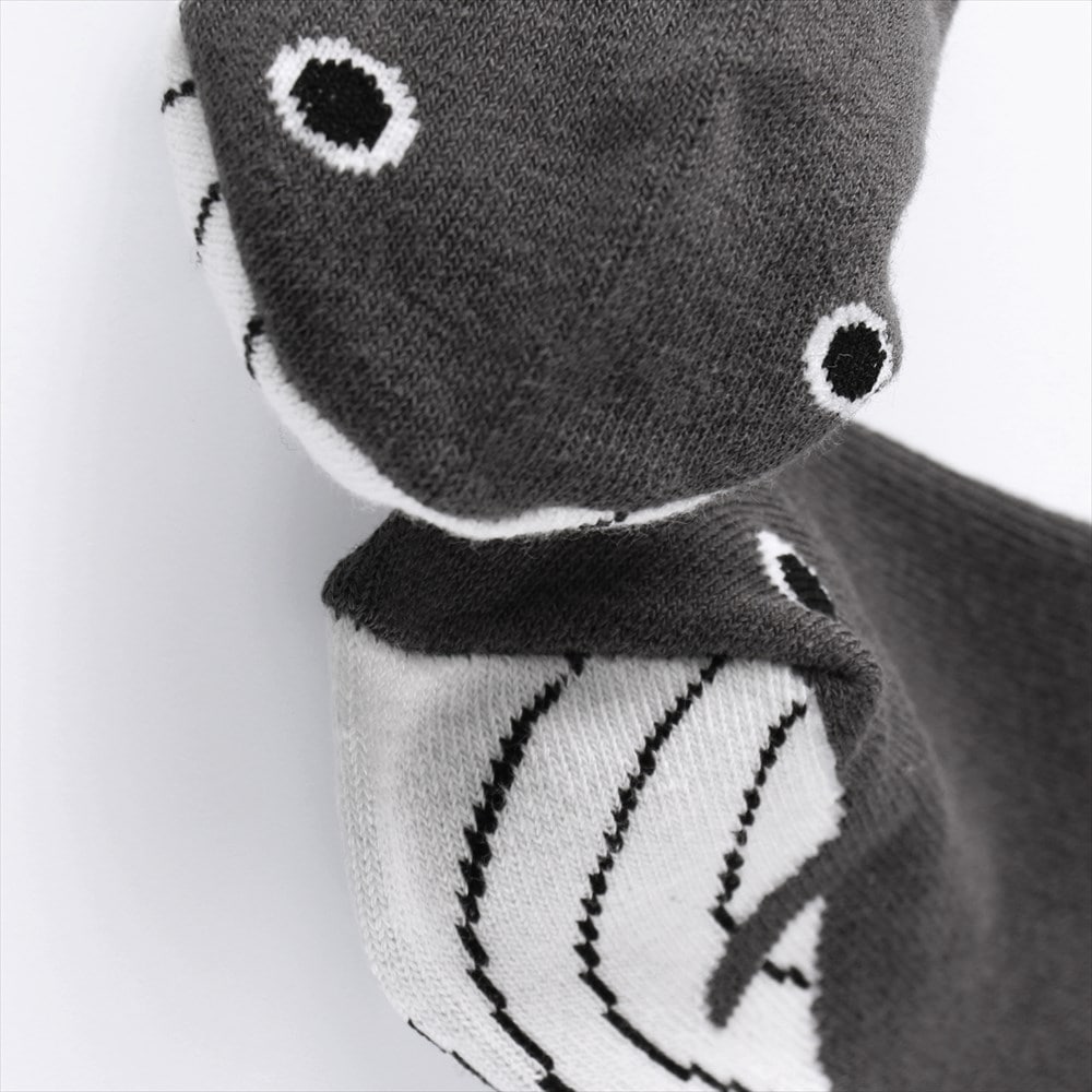 チャコールグレー