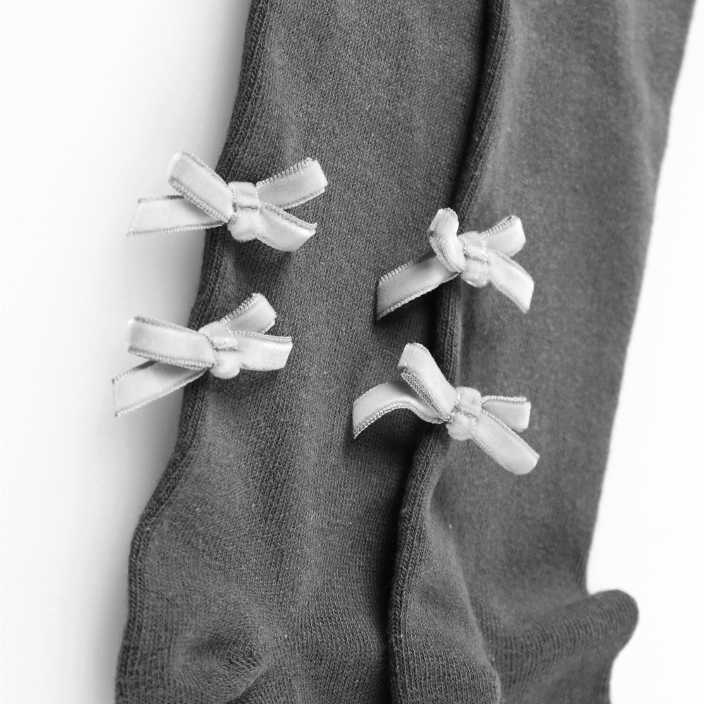 チャコールグレー