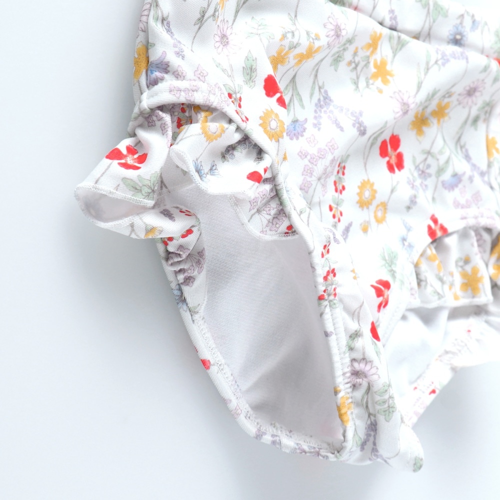 エメラルドグリーン