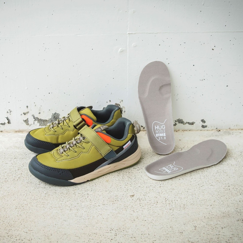 カーキグリーン