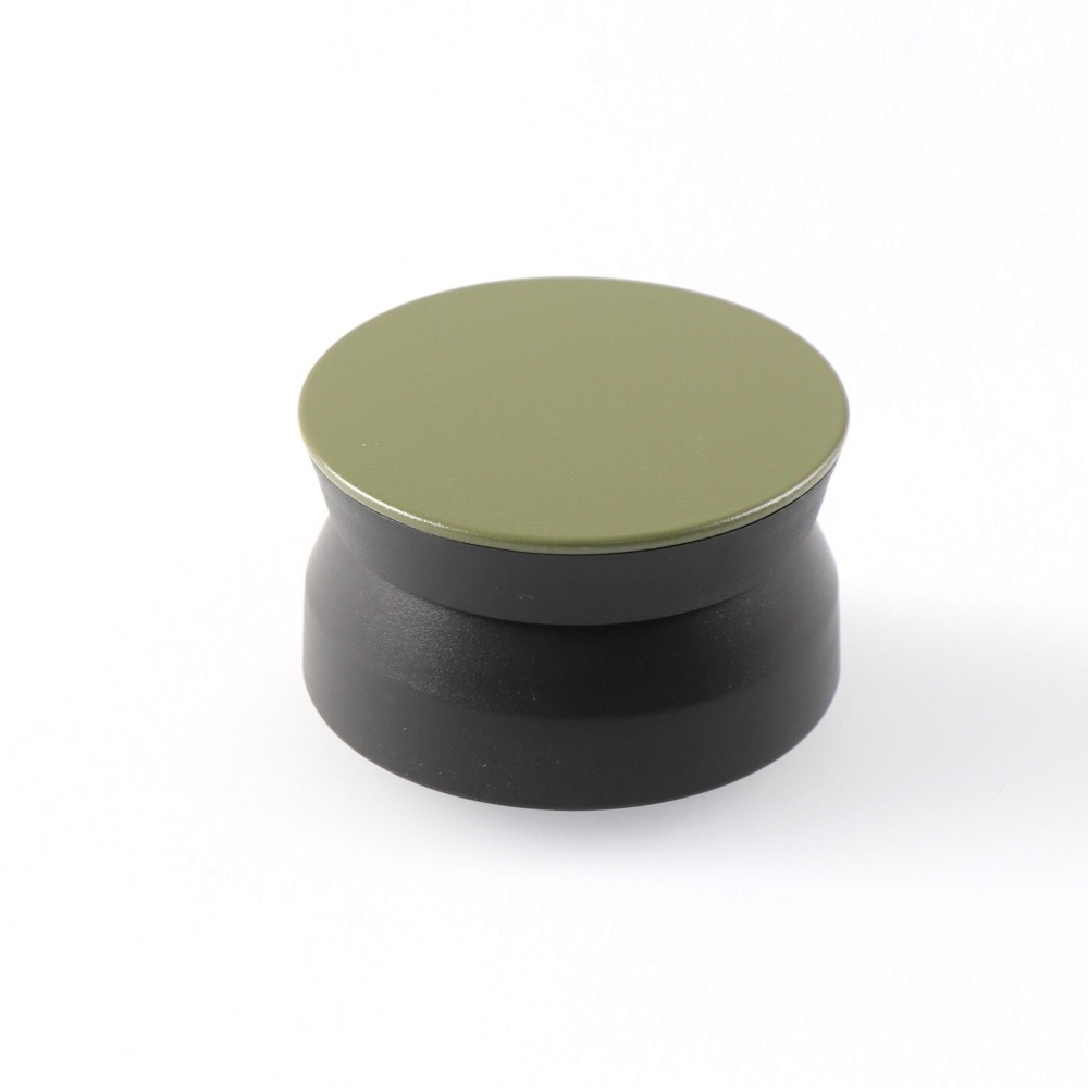 カーキグリーン