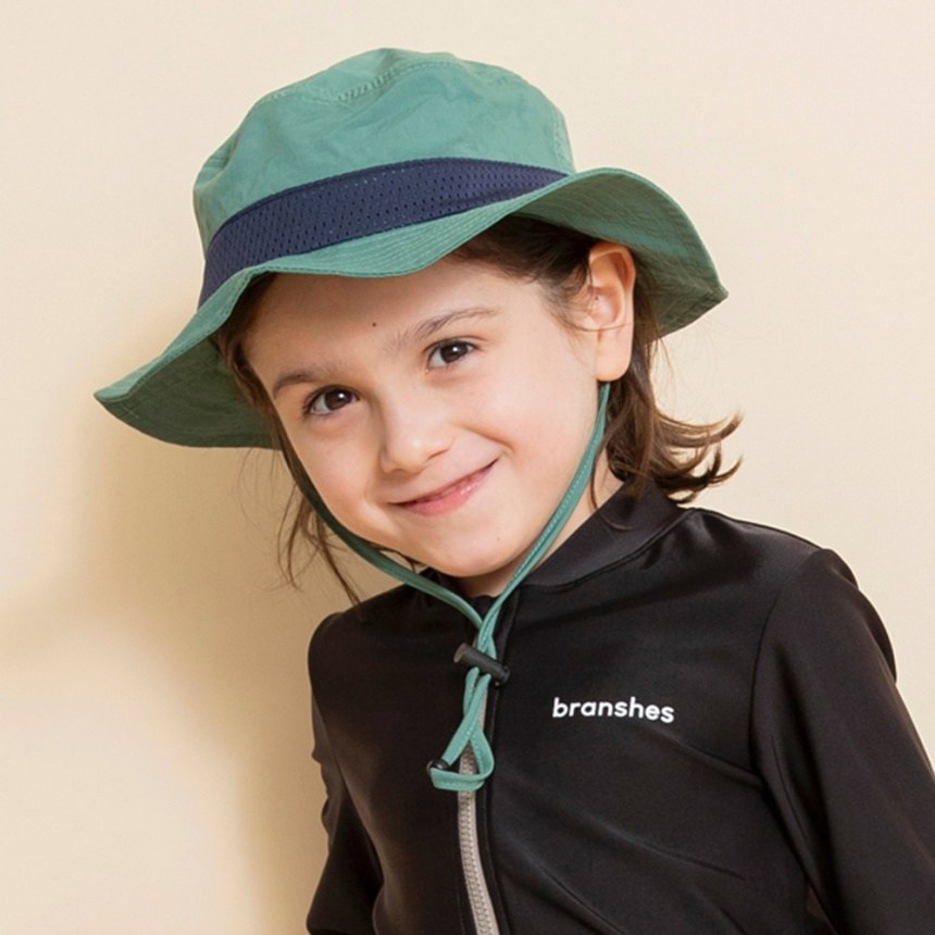 カーキグリーン