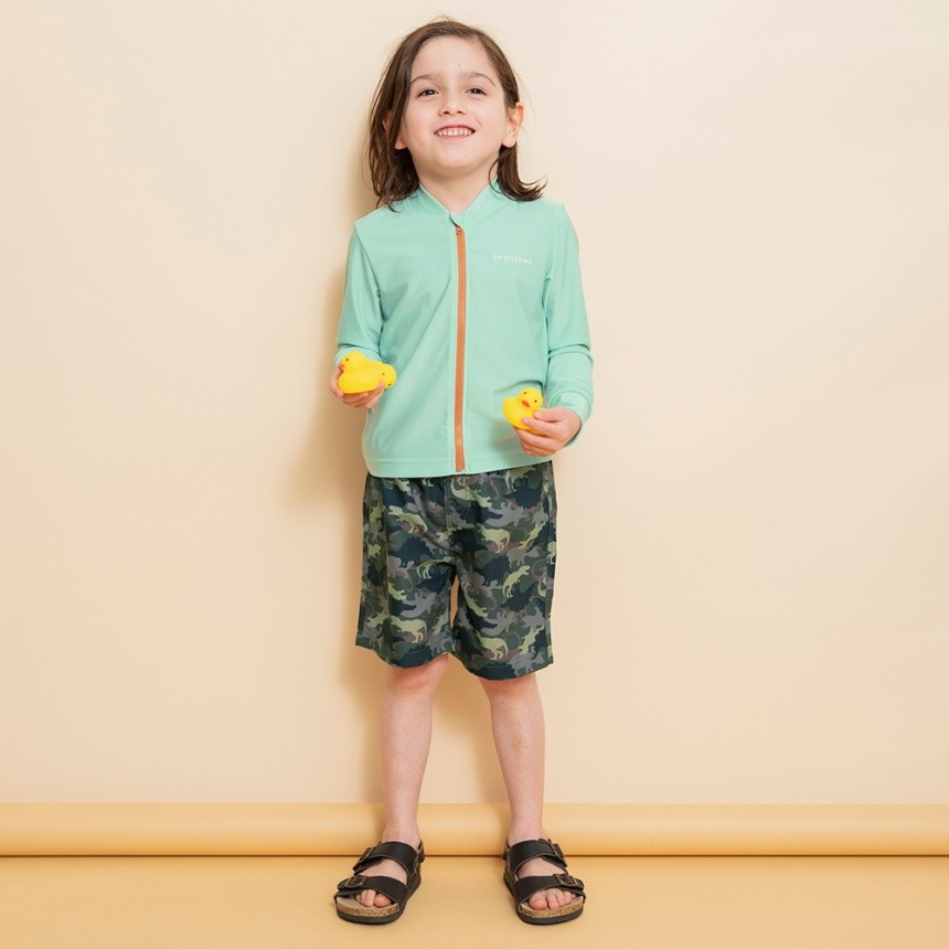 カーキグリーン