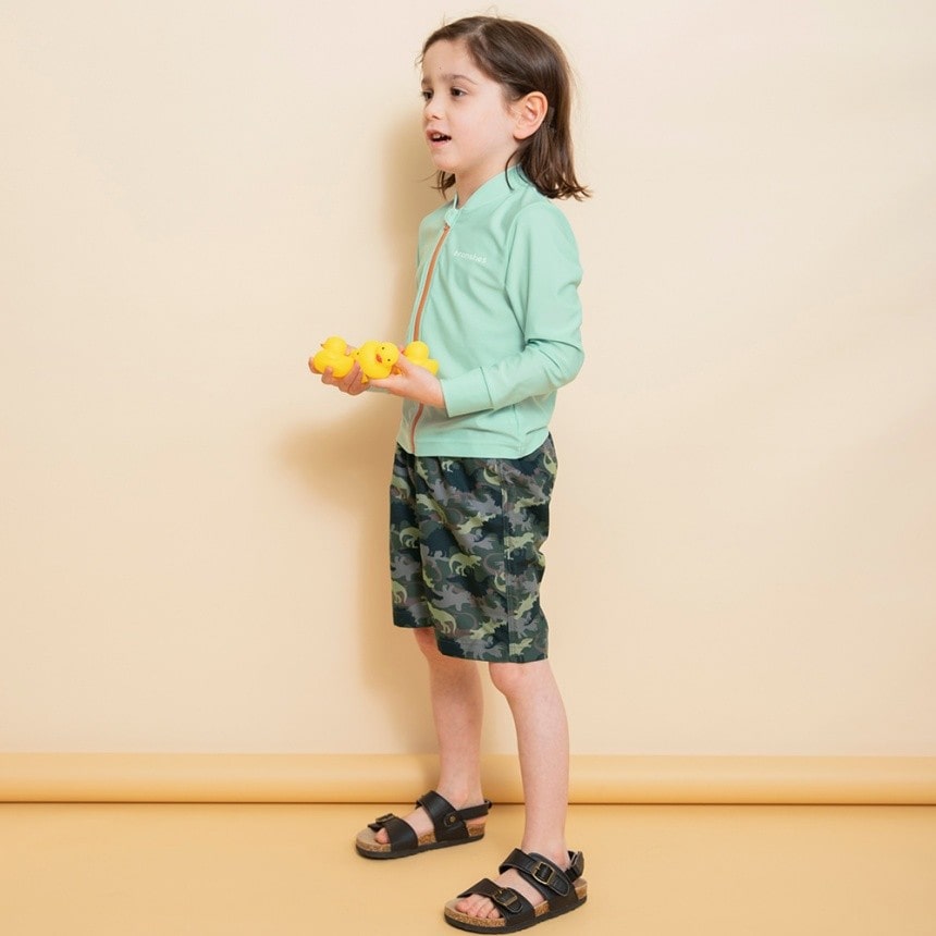 カーキグリーン