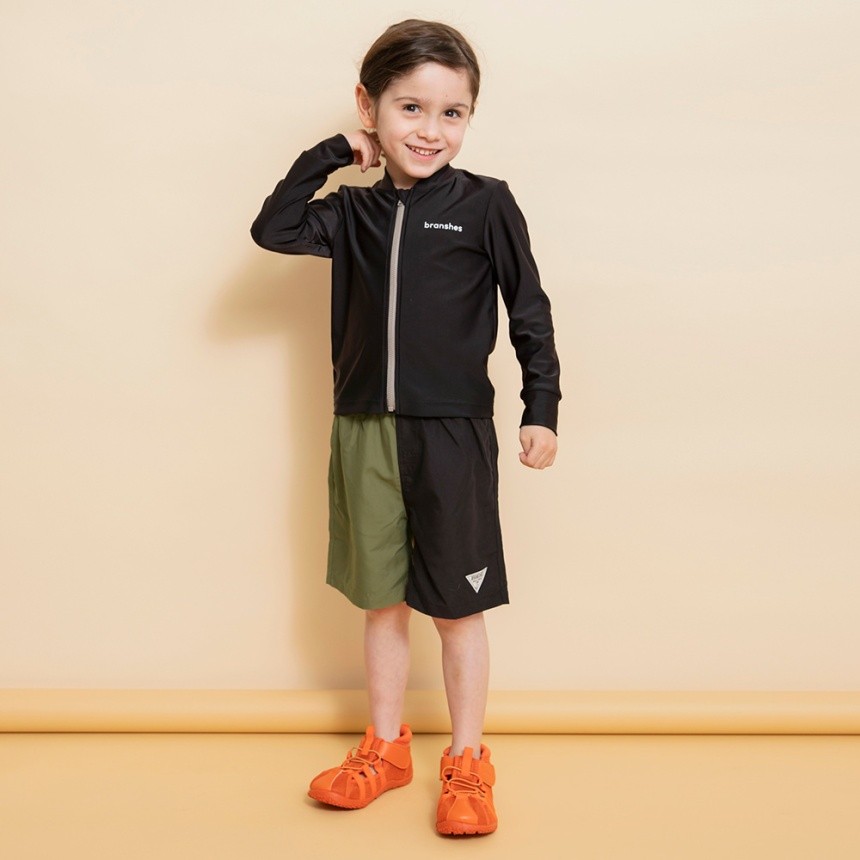 カーキグリーン