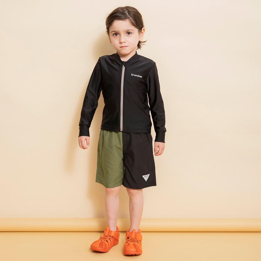 カーキグリーン