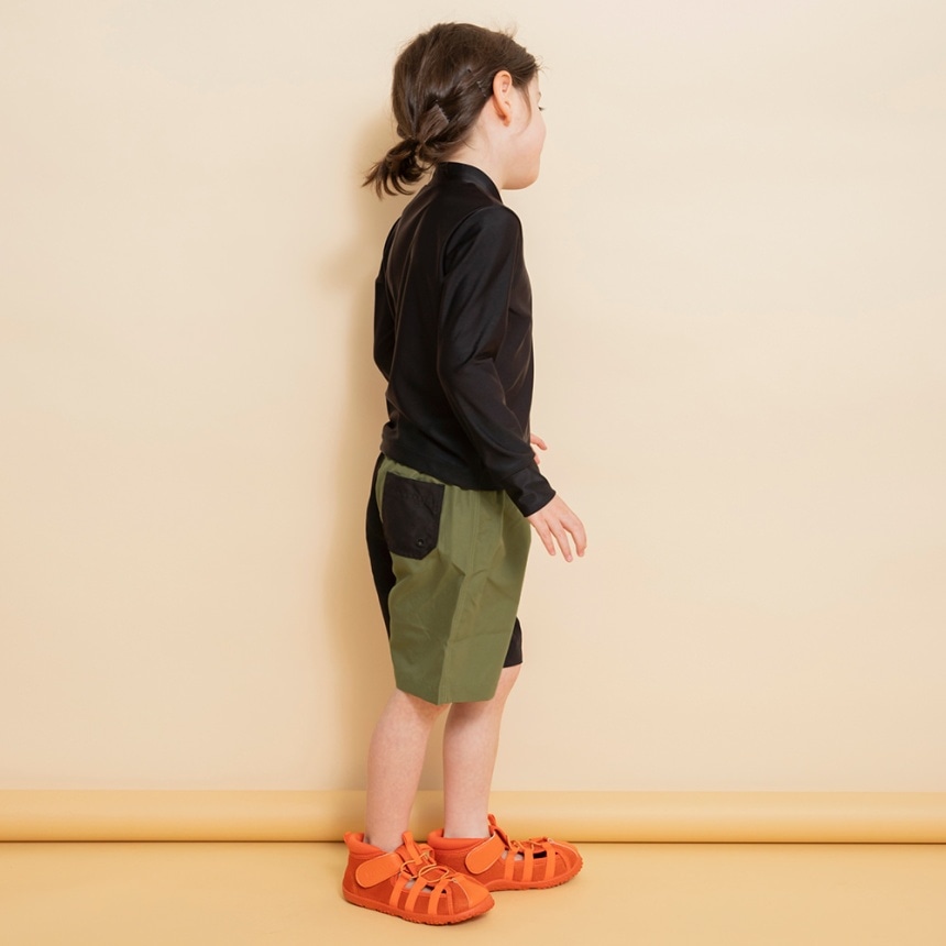 カーキグリーン