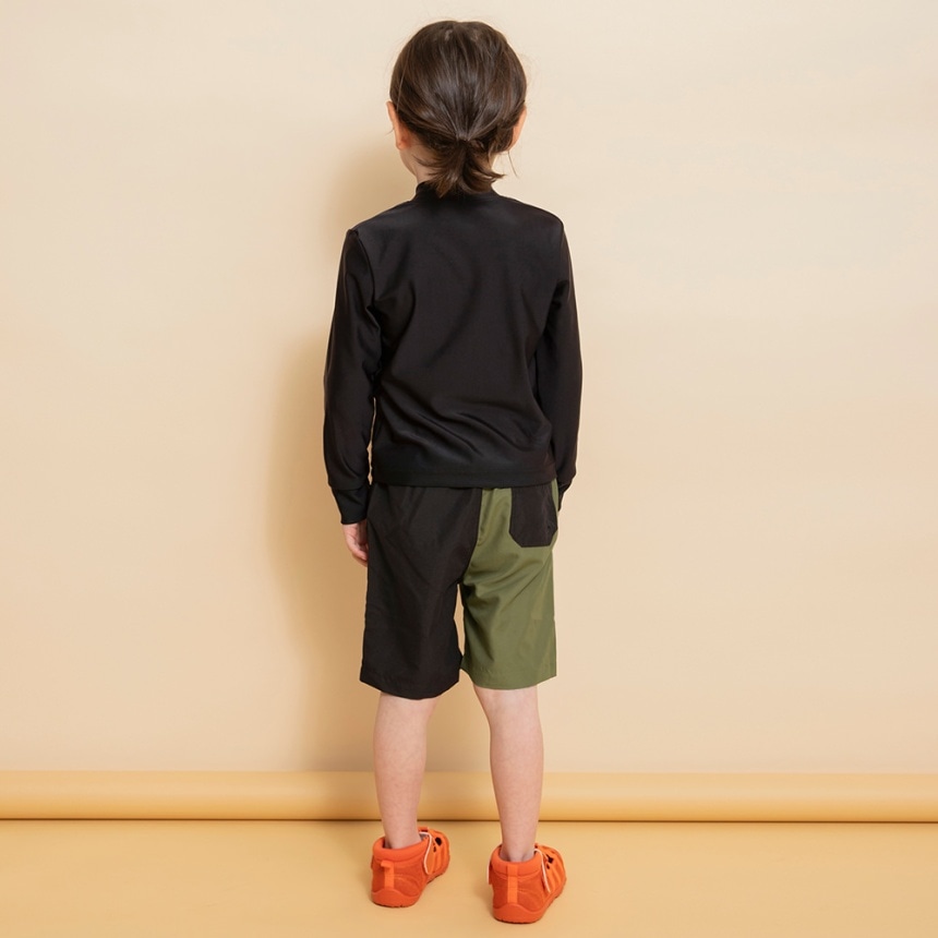 カーキグリーン