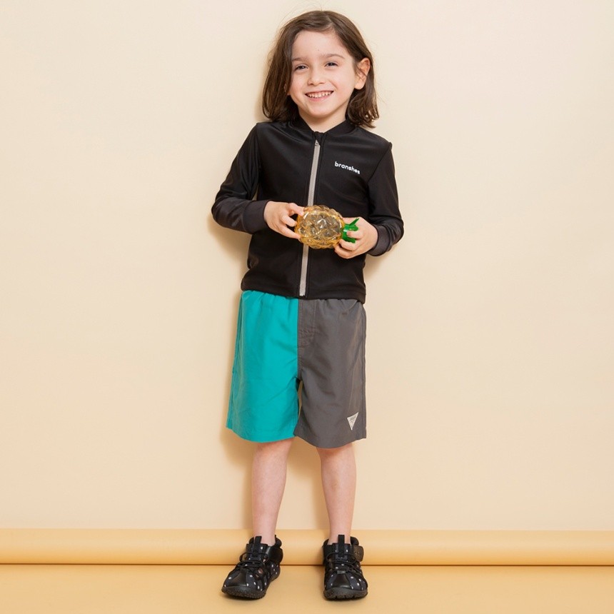 エメラルドグリーン