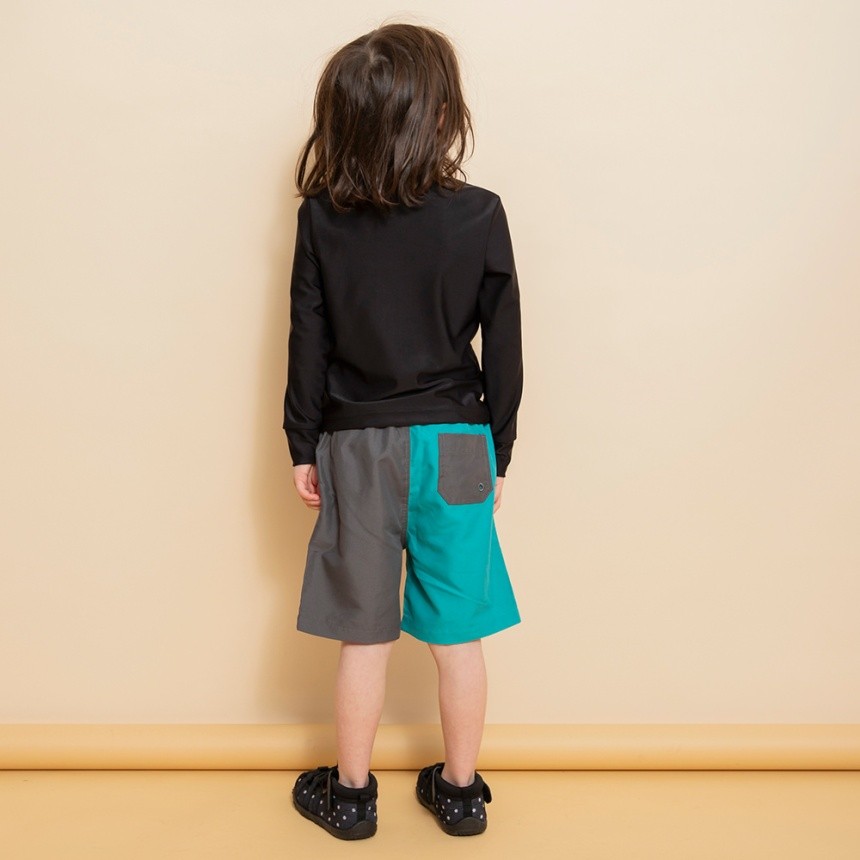 エメラルドグリーン