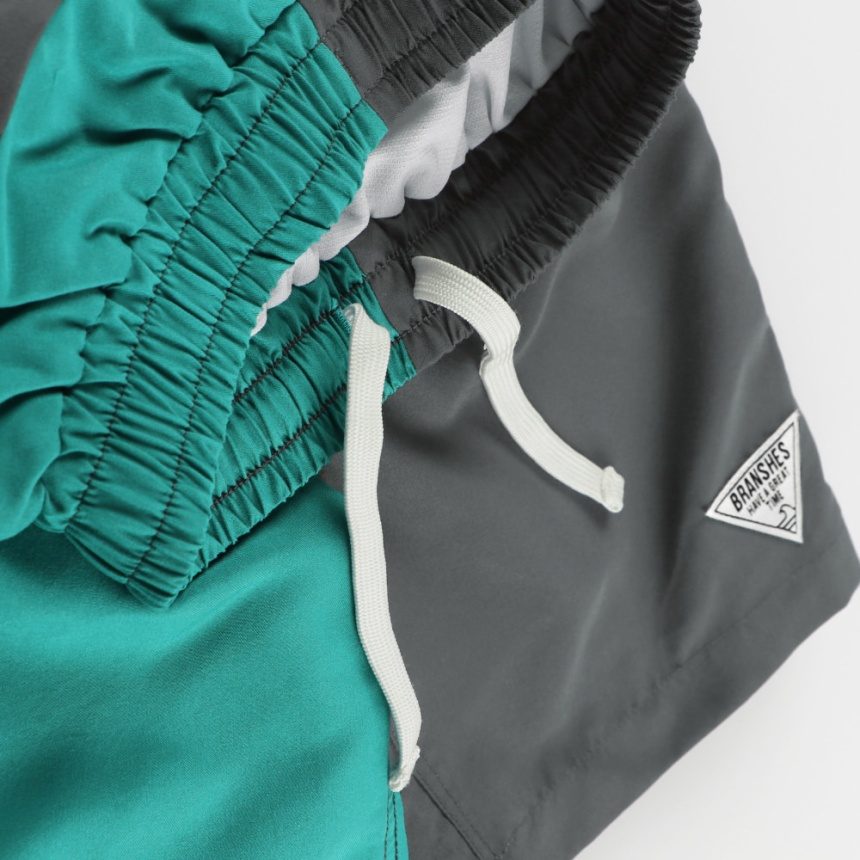 エメラルドグリーン