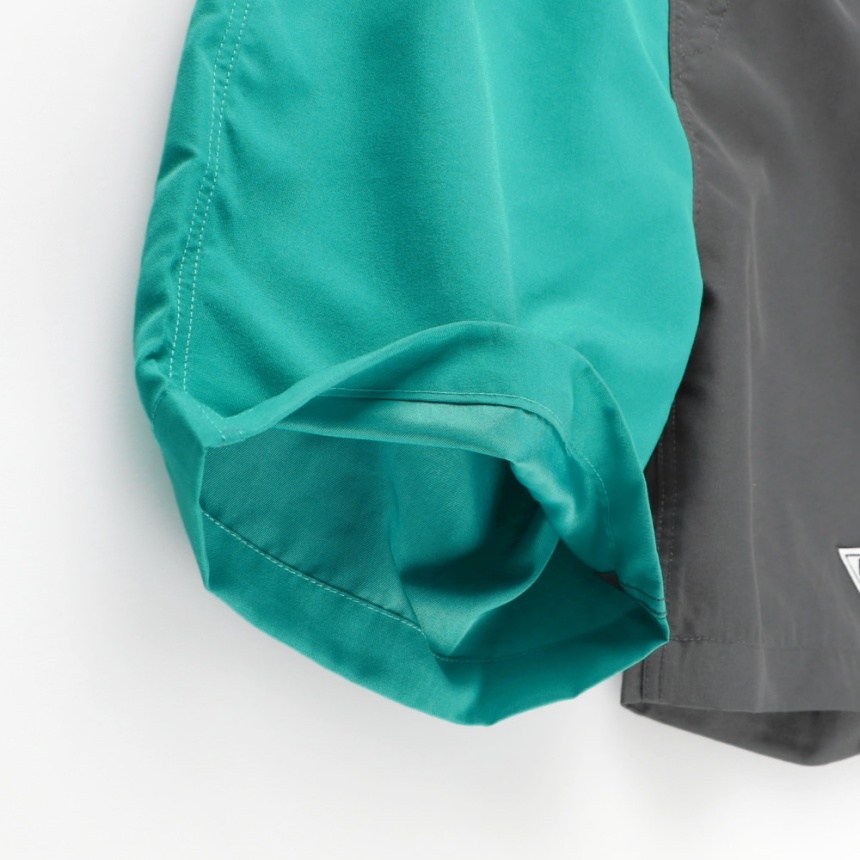 エメラルドグリーン