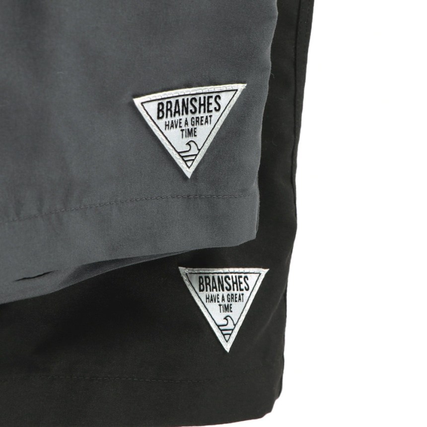 エメラルドグリーン