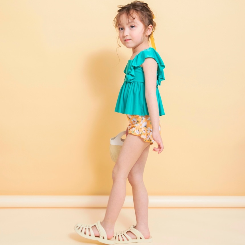 エメラルドグリーン