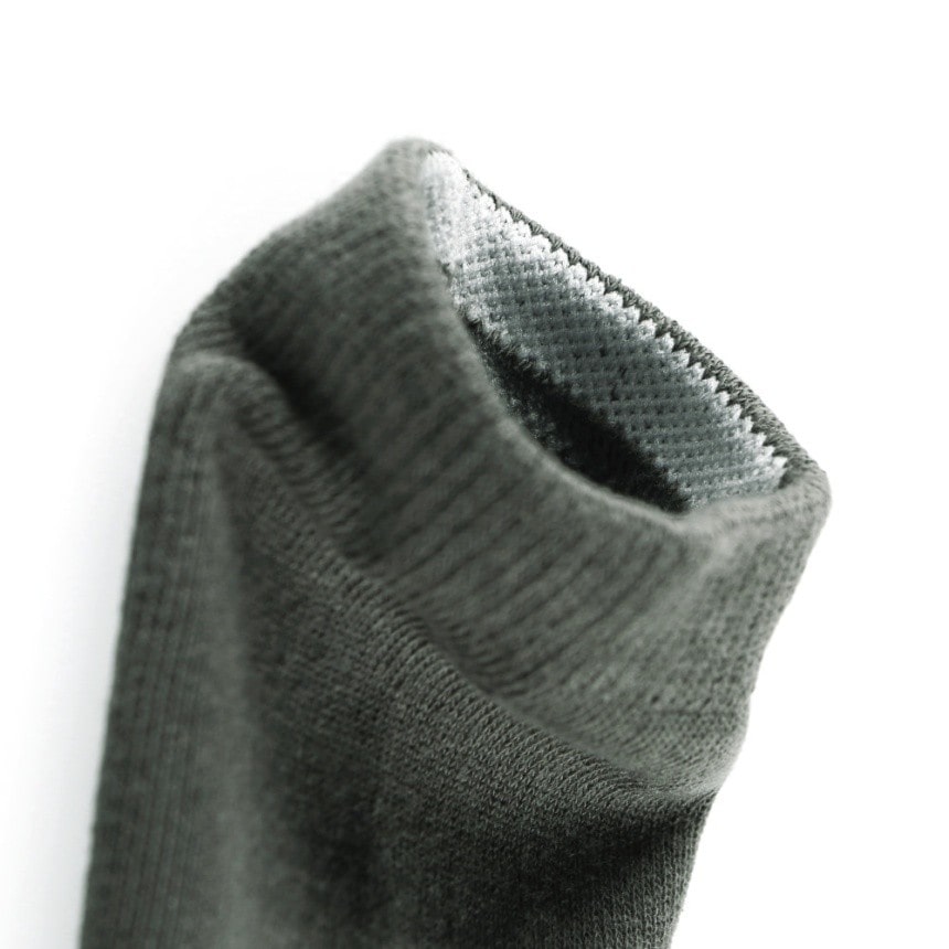 チャコールグレー