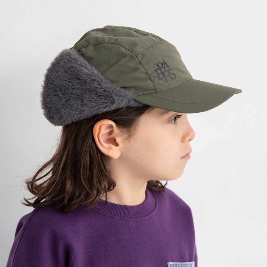 カーキグリーン