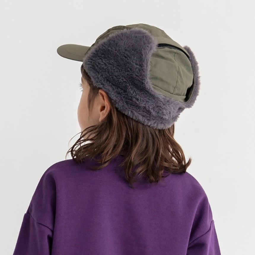 カーキグリーン