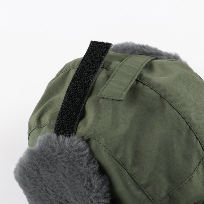 カーキグリーン