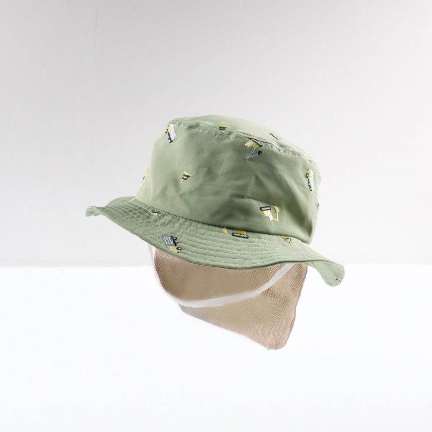 カーキグリーン