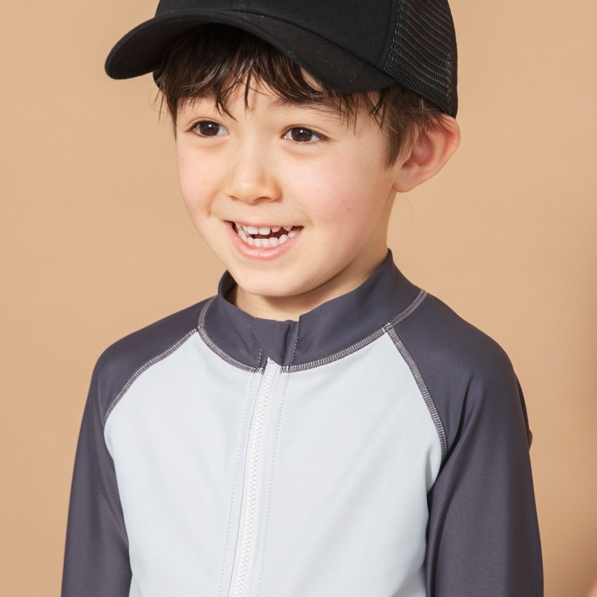 チャコールグレー