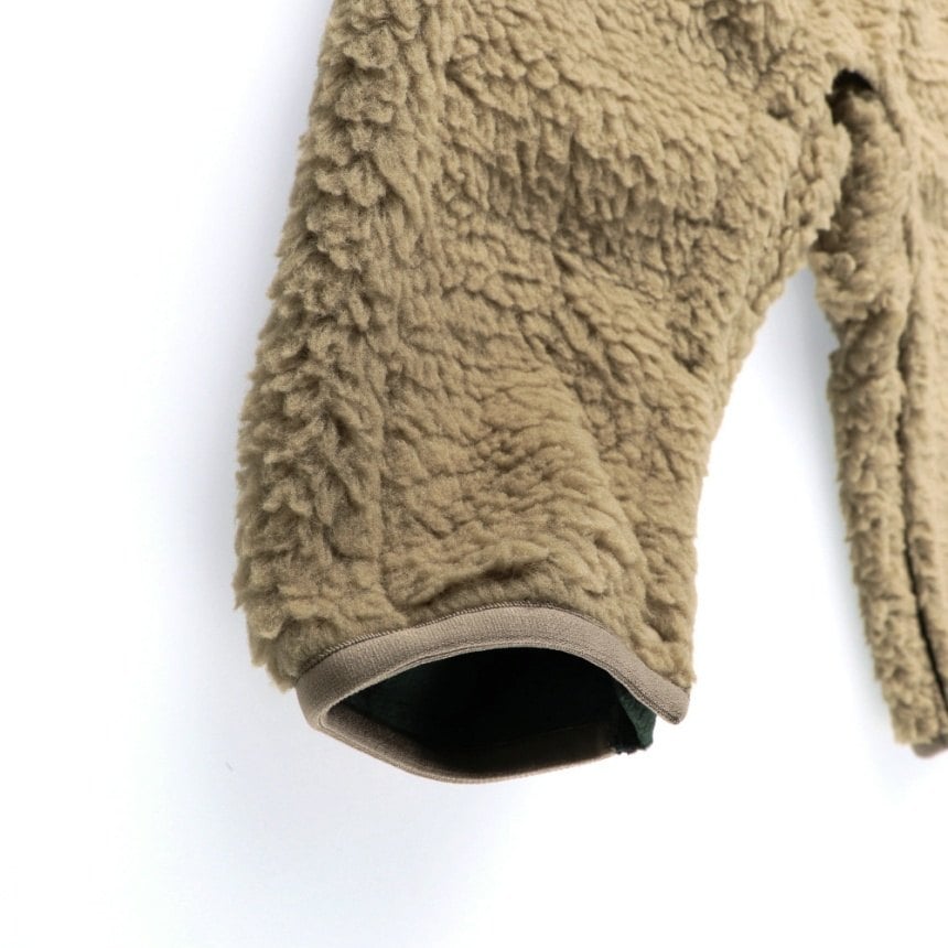 ベージュ