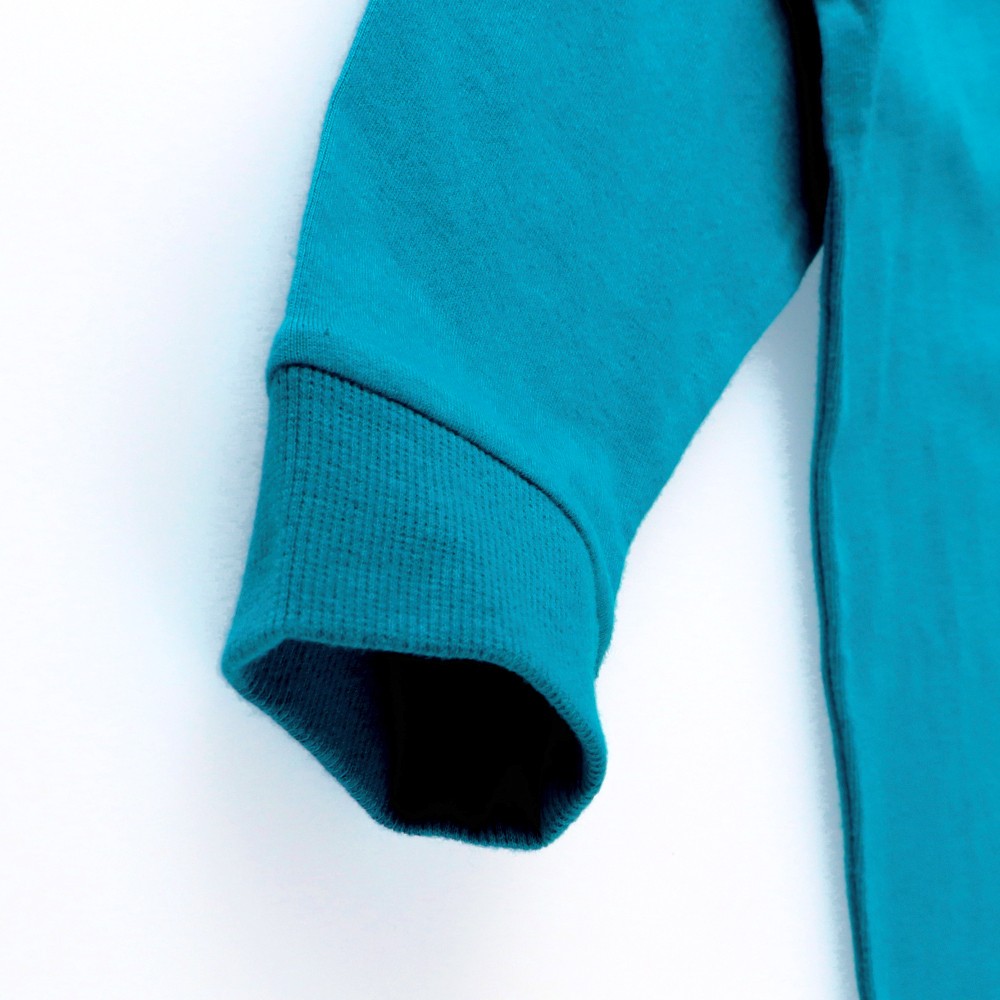 エメラルドグリーン