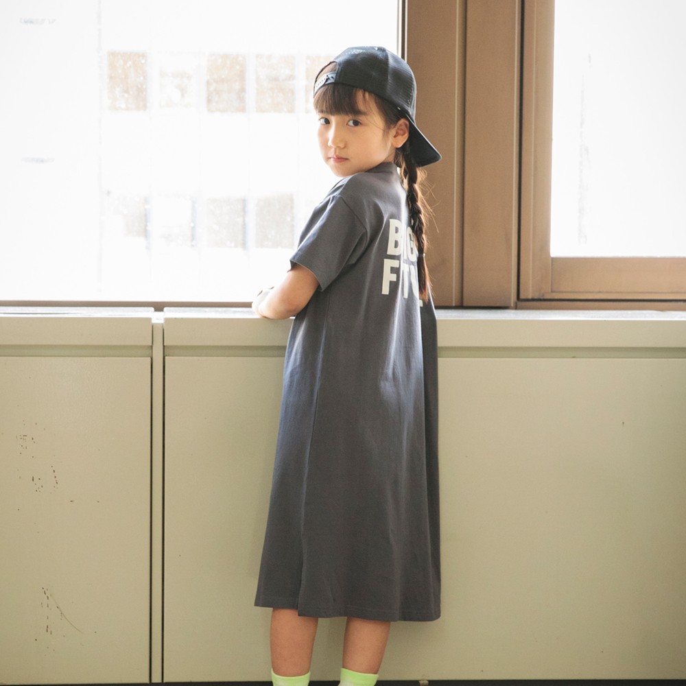 チャコールグレー