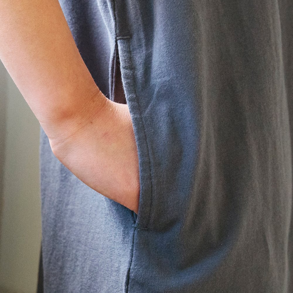 チャコールグレー