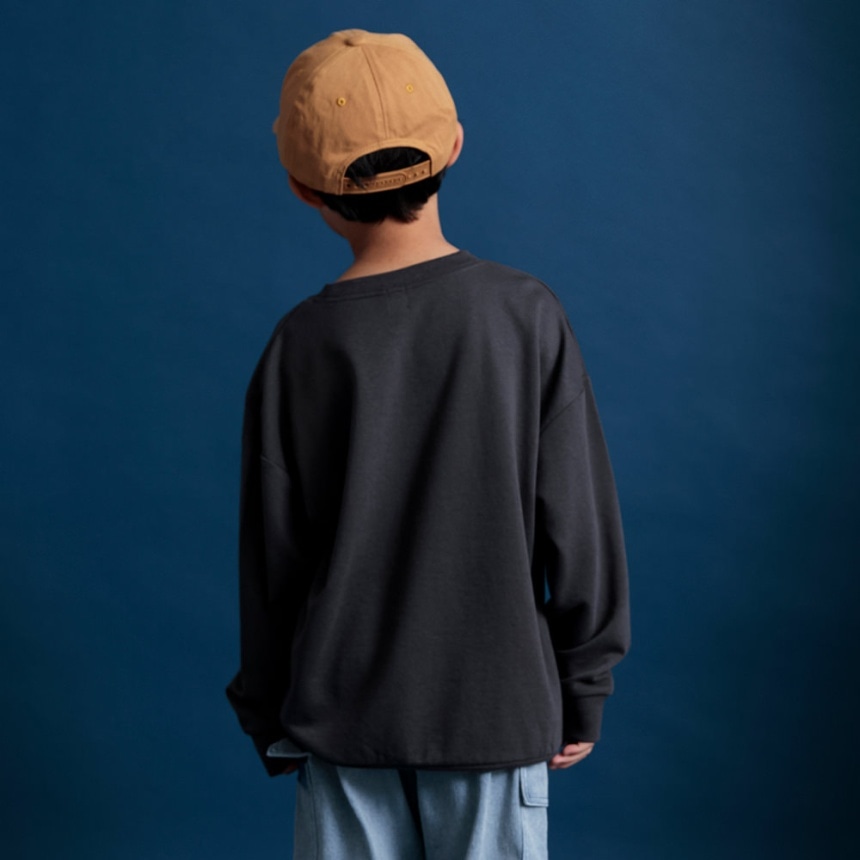 チャコールグレー