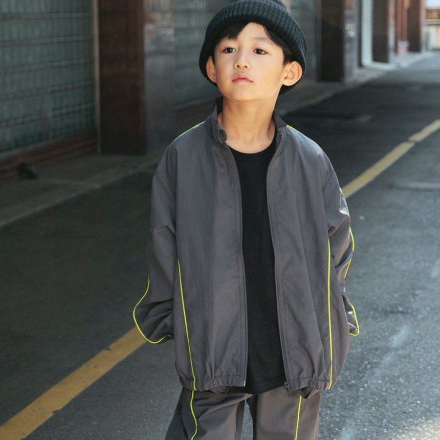 チャコールグレー