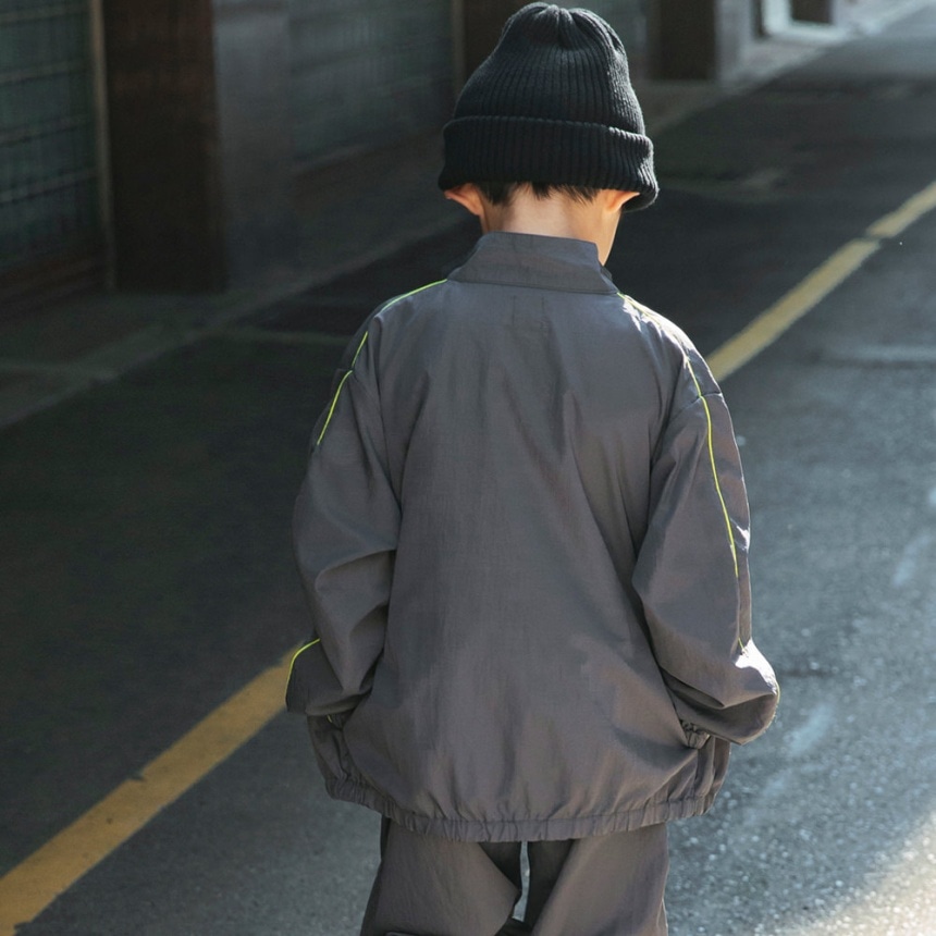 チャコールグレー