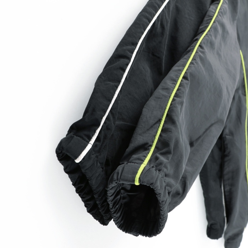 チャコールグレー