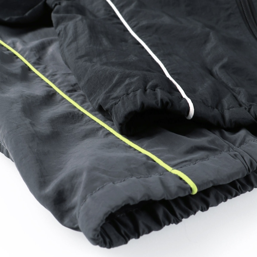 チャコールグレー