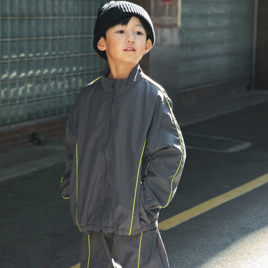 チャコールグレー