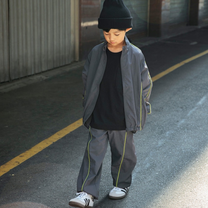 チャコールグレー