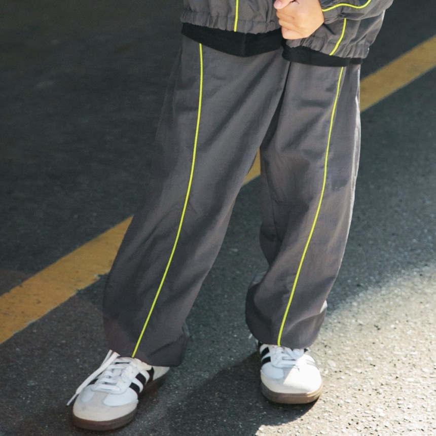 チャコールグレー