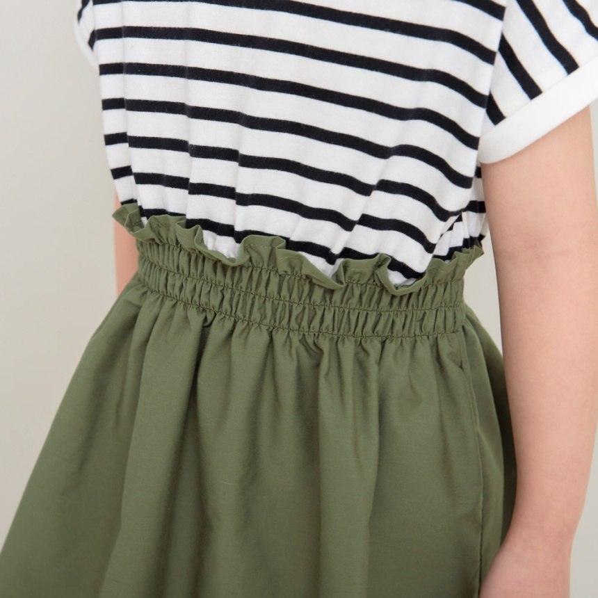 カーキグリーン