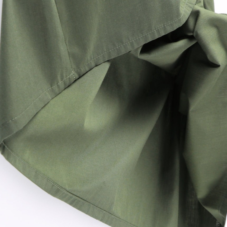 カーキグリーン