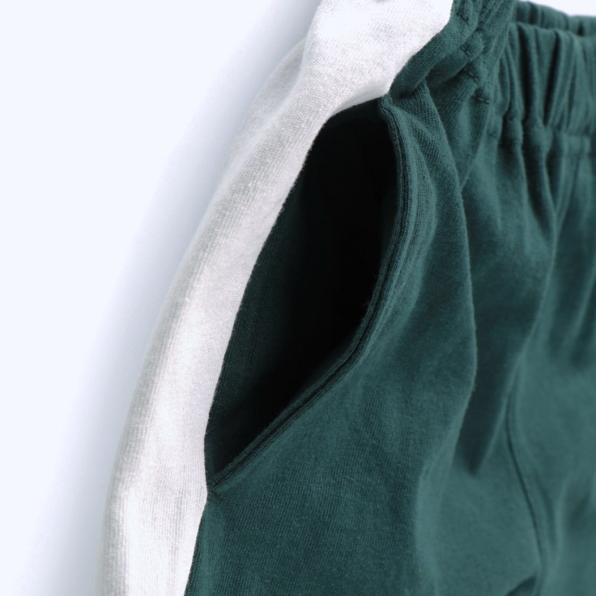 ダークグリーン