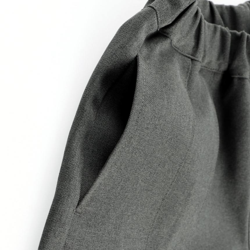 チャコールグレー