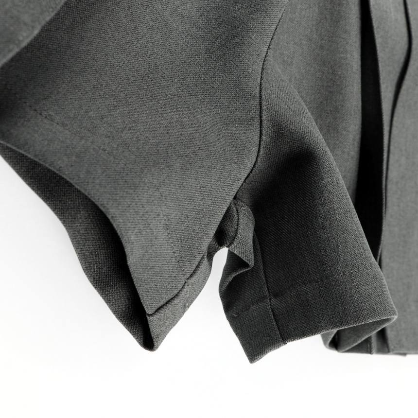 チャコールグレー