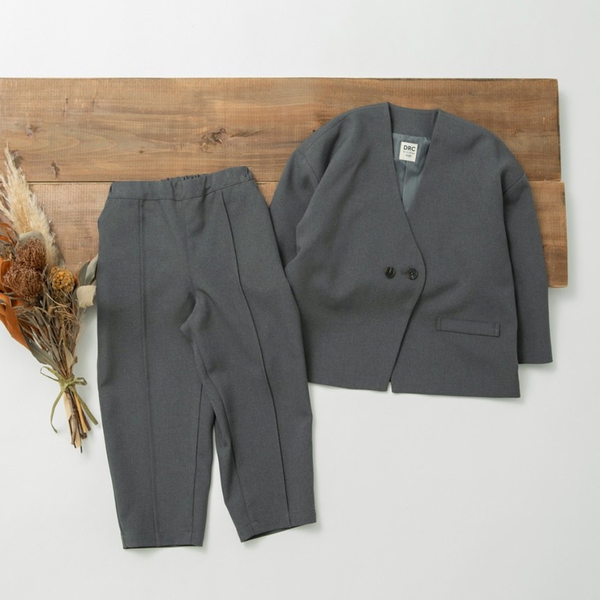 チャコールグレー