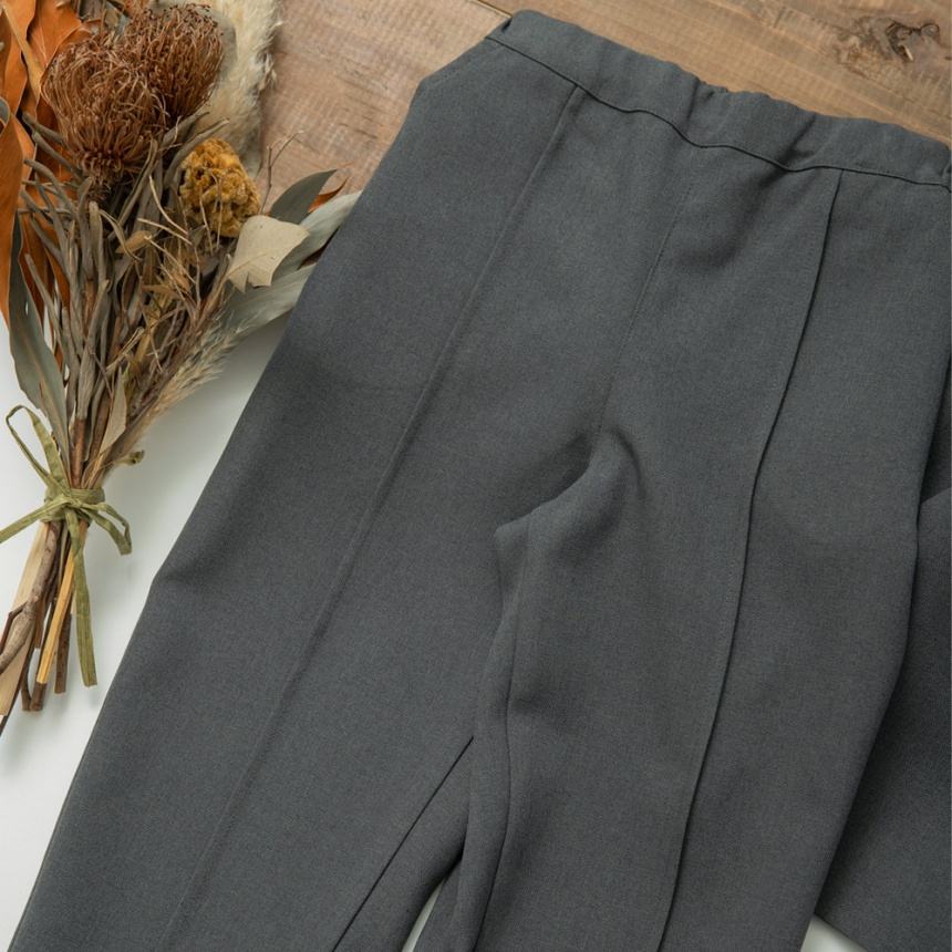 チャコールグレー