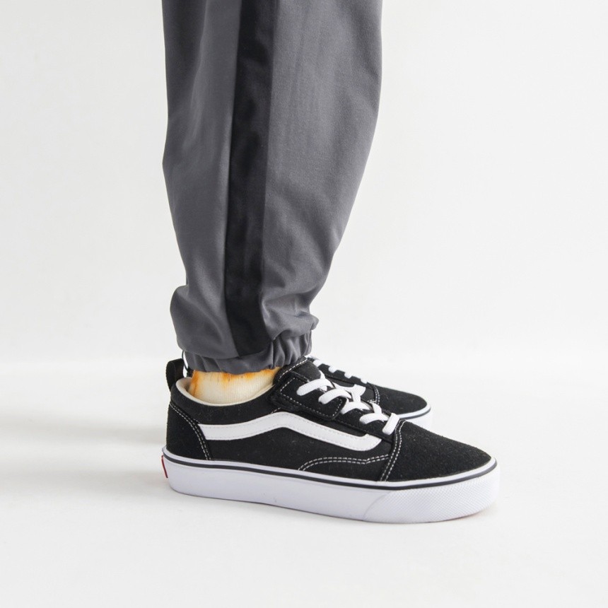 チャコールグレー